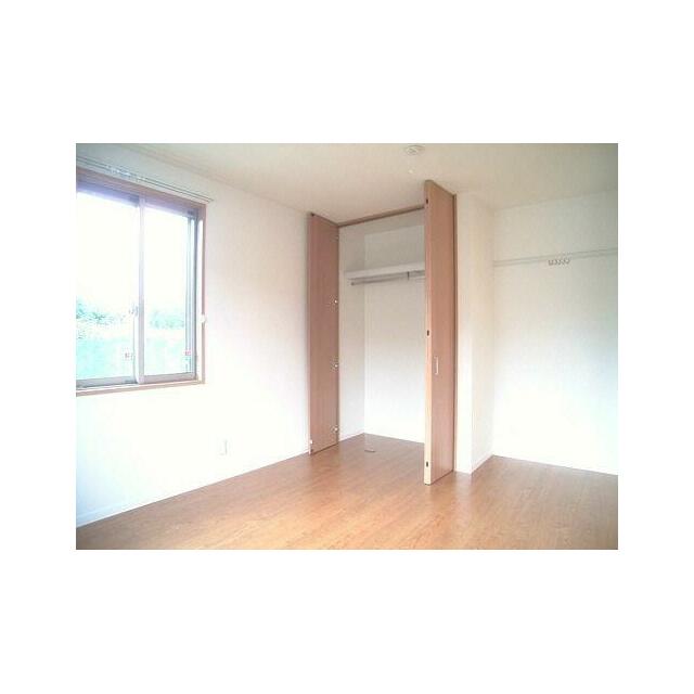 洋服をかけられるクローゼット。レールが無いのでキャスター付の収納もらくらく出し入れ。