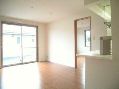 １２帖の広々としたＬＤＫ。人気の対面型キッチンで家族の会話もはずみます。