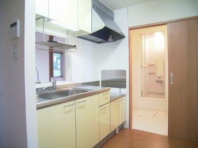 キッチン～洗面所～浴室の水廻りが一直線に。奥様の家事もはかどります。