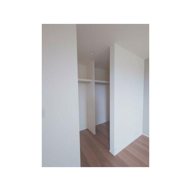 収納場所が一つにまとまっていることで、物の管理がしやすくなり、片付けやすくなる便利なWICです。