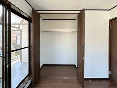 「２階南東側洋室」ウォークインクローゼット完備です。