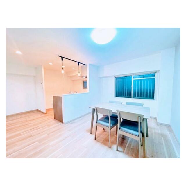 「LDK」対面キッチンの向かい側には広々ダイニングスペースがございます