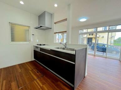 「システムキッチン」新品に交換しております。対面でLDKを見渡せます。