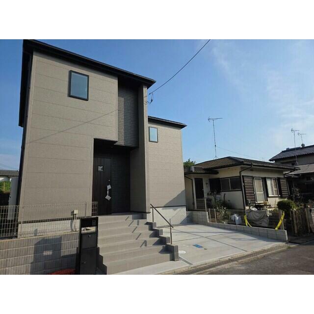 【1号棟】 駐車場2台（車種による）、宅配ボックスあり