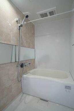 浴室はアクセントパネルを採用しております