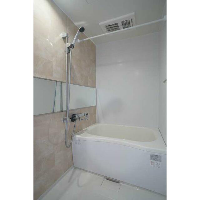 浴室はアクセントパネルを採用しております