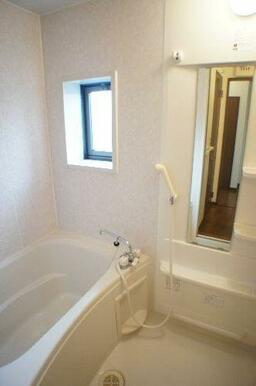 換気に嬉しい小窓付き！日々の疲れを癒す浴室は清潔感溢れるホワイトで統一されていて清潔感があふれます♪