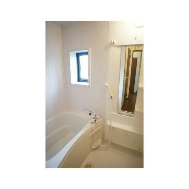 換気に嬉しい小窓付き！日々の疲れを癒す浴室は清潔感溢れるホワイトで統一されていて清潔感があふれます♪