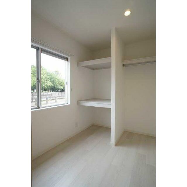 収納はハンガーパイプ付きでございます