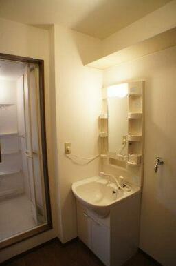 忙しい朝の洗髪に大助かりの洗髪洗面化粧台と収納棚を配した洗面脱衣所♪上部には棚が付いているので日用…