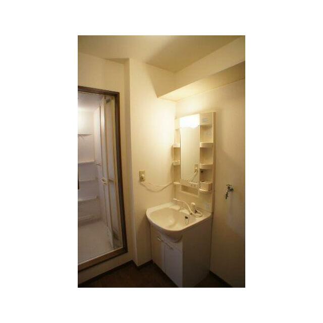 忙しい朝の洗髪に大助かりの洗髪洗面化粧台と収納棚を配した洗面脱衣所♪上部には棚が付いているので日用…