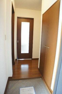 右の扉はたくさんの靴を収納出来るシューズボックス♪観音開きになるため、しまってある靴が一目瞭然です！