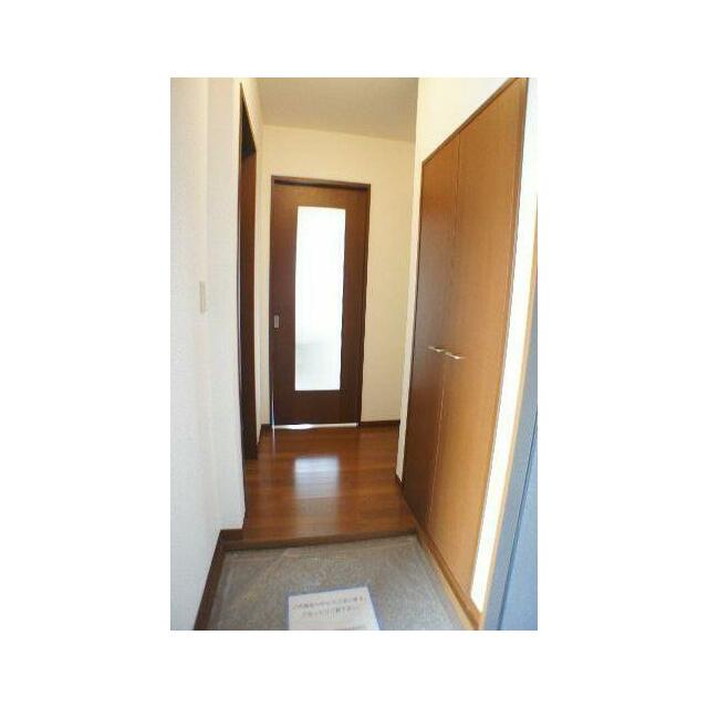 右の扉はたくさんの靴を収納出来るシューズボックス♪観音開きになるため、しまってある靴が一目瞭然です！