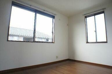 北側の洋室は、５，４帖となっており、こちらも二つの窓から光を取り込む２面採光です！こちらには収納も…