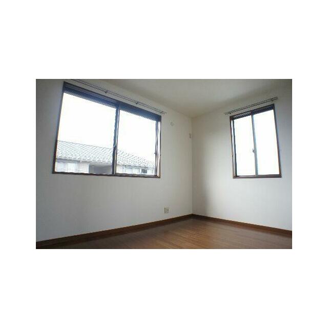 北側の洋室は、５，４帖となっており、こちらも二つの窓から光を取り込む２面採光です！こちらには収納も…