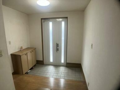 明るい玄関で広さもあります