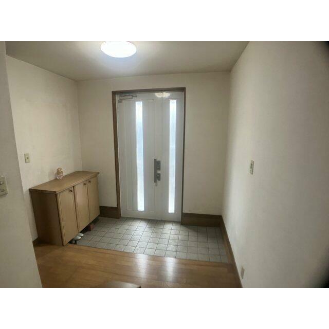 明るい玄関で広さもあります