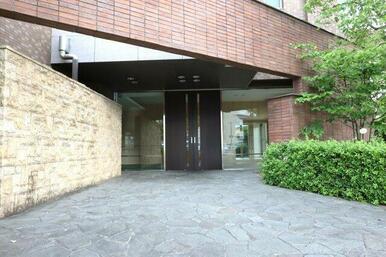 玄関はオートロックのため、防犯面も安心です。