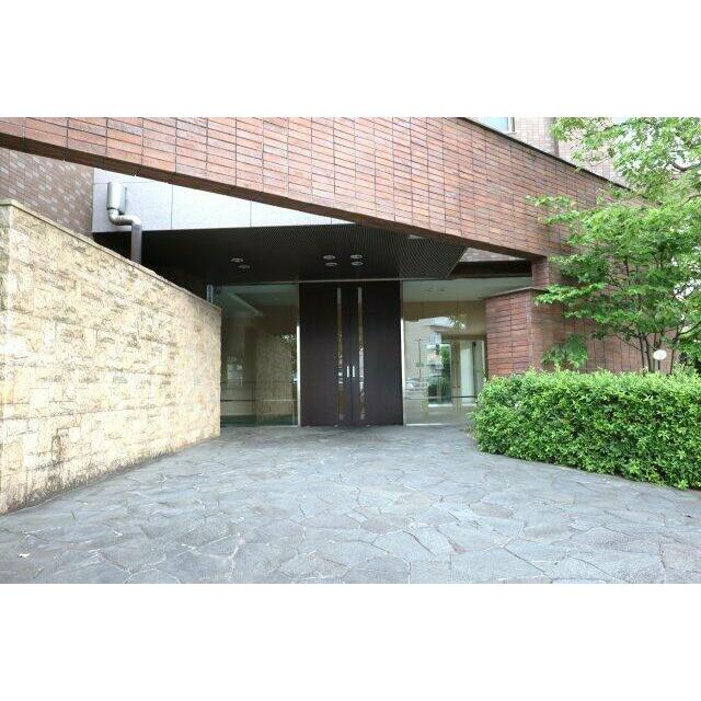 玄関はオートロックのため、防犯面も安心です。