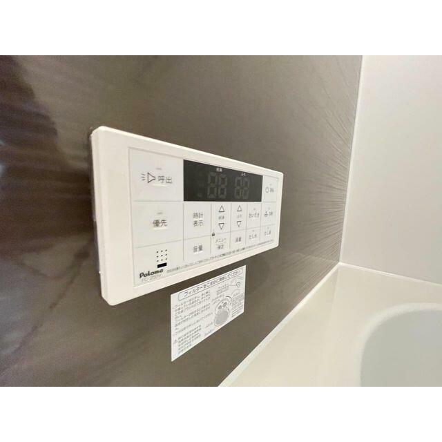ボタンひとつでお湯張りや追い焚き、温度調整までしてくれる便利なオートバス機能付き！