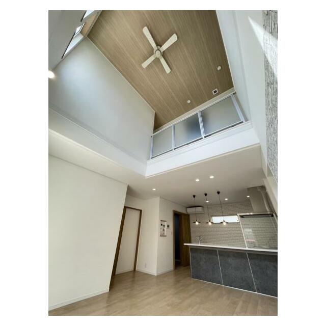 ウッド調の天井にはシーリングファンも！