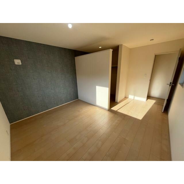 モダンなアクセントクロス採用で壁も一つのインテリア（1号棟）