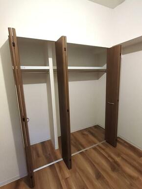 5帖洋室クローゼット※別部屋参考写真です。