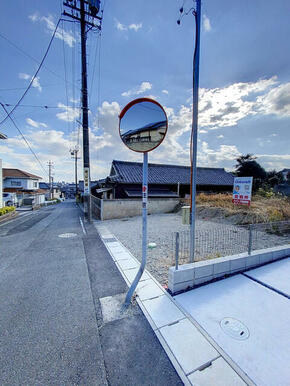 車通りが少ない住宅街なので、静かで落ち着いた暮らしが叶えられます