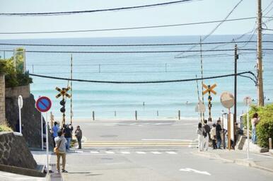 神奈川県立鎌倉高校前の踏切　スラムダンクの舞台　湘南で人気のサーフスポット