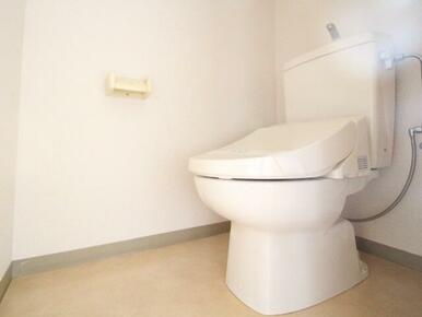 白を基調とした清潔感のあるトイレです！