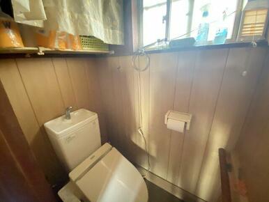 窓付きで自然換気ができる快適なトイレスペース。上部棚も備え付けられており、日用品やストック品もきち