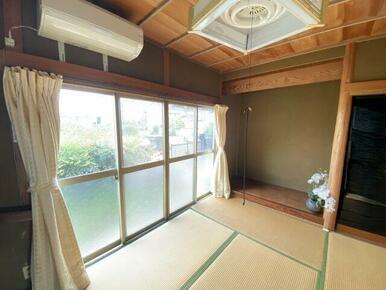 趣ある床の間を備えた和室は、伝統的な日本家屋の美しさを感じられる落ち着きの空間。花や掛け軸を飾って、