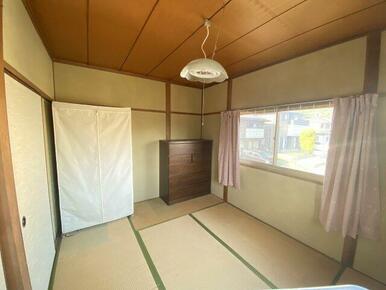 南向きで明るい陽射しが差し込む落ち着いた和室。二面採光で風通しも良好な明るい和室。 障子やふすまを活