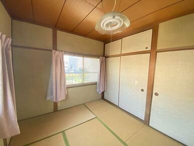 天袋付きの押入れで、収納力たっぷり。布団や衣類だけでなく、季節家電や大型の荷物もしっかり収納できるた
