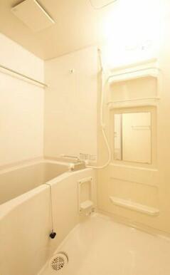 バスルーム（鏡付小物棚・サーモ水洗付き）高効率給湯器、エコジョーズ使用