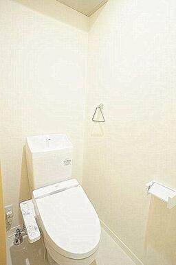 シャワー付きトイレ　トイレットペーパー等の収納に便利な棚付き