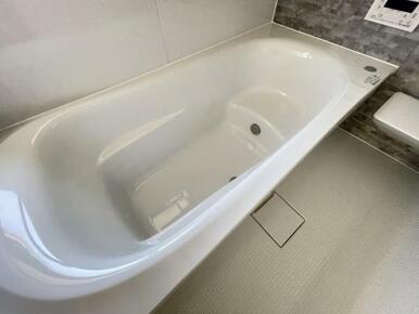 ゆったりと浸かれる1坪風呂を採用！1日の疲れを癒してくれる浴室は、窓のある開放的な空間