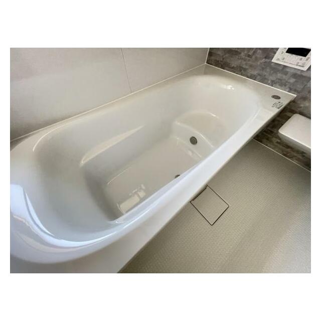 ゆったりと浸かれる1坪風呂を採用！1日の疲れを癒してくれる浴室は、窓のある開放的な空間