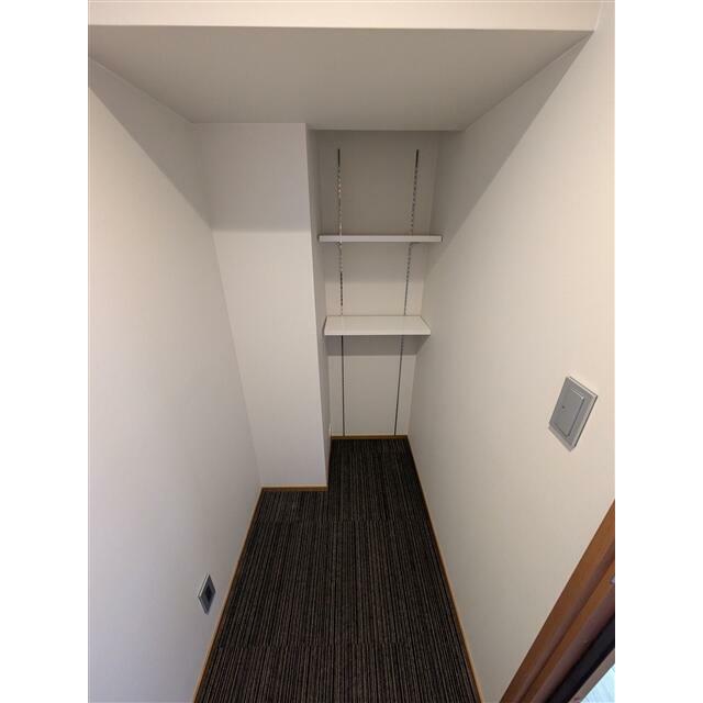 洋室には防音仕様の納戸がございます。