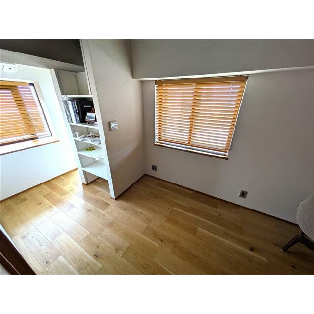 作業スペースとして十分な広さの洋室です。こちらも床暖房が付いております。