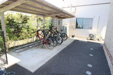 雨の日でも安心して止められる屋根付の駐輪場です☆