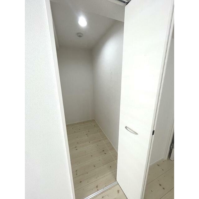 キッチン横にも奥行きのある収納♪