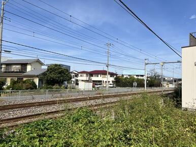 対象地の西側には線路がございます。電車通貨に伴う騒音については、現地にてご確認くださいませ。