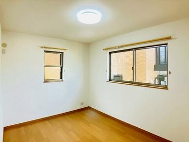 「2F西側洋室」別角度からのお写真です。