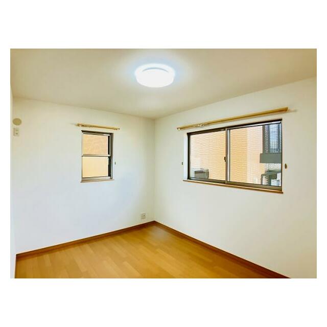 「2F西側洋室」別角度からのお写真です。