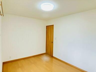 「2F西側洋室」約6帖のお部屋です。