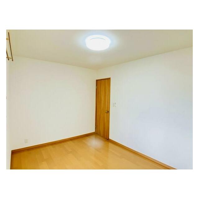 「2F西側洋室」約6帖のお部屋です。