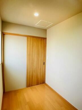 「2F東側洋室」お部屋には約3帖の納戸がございます。