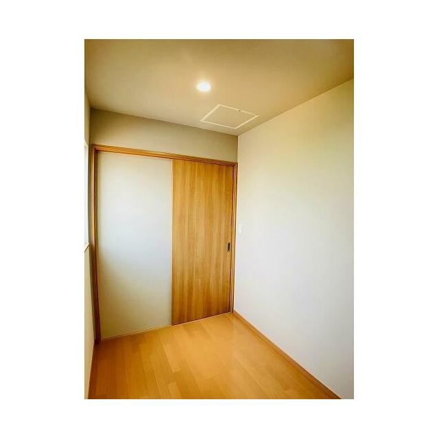 「2F東側洋室」お部屋には約3帖の納戸がございます。