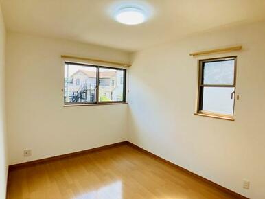 「2F北側洋室」約6帖のお部屋です。